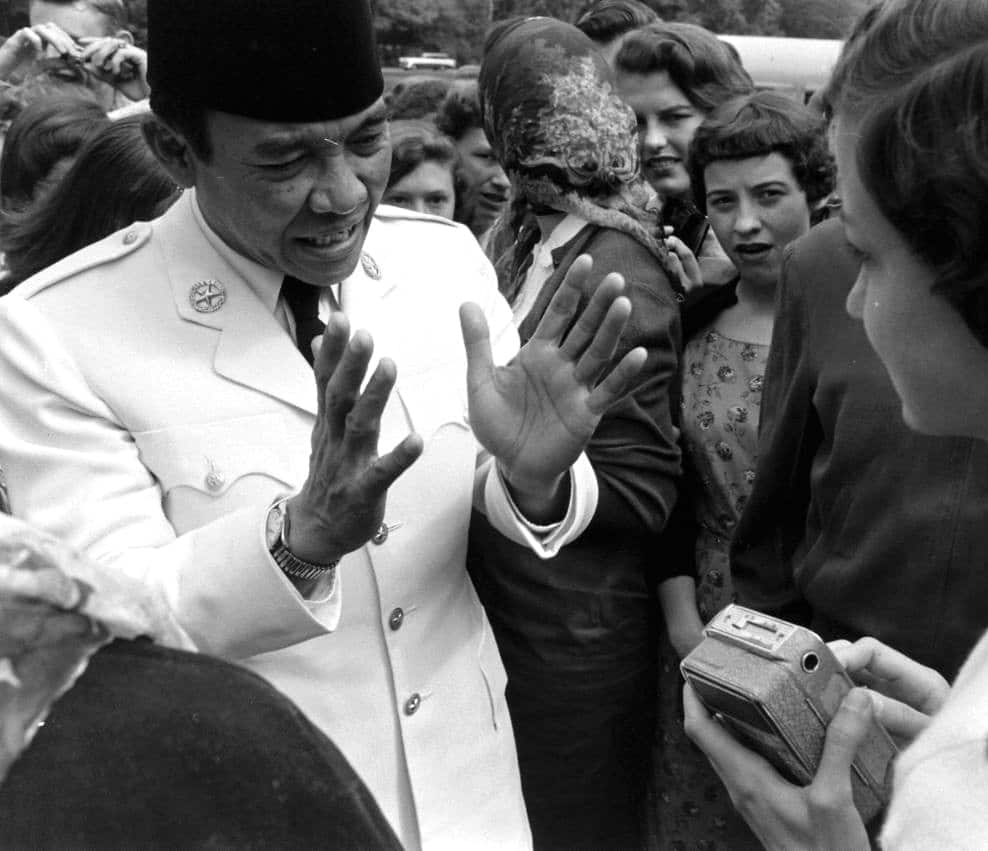 ahmet-sukarno-bir-gazeteci-ile-konusurken-min.jpg