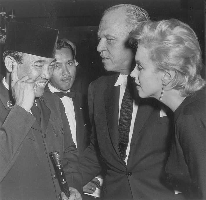 ahmet-sukarno-marilyn-monroe-ile-bir-toplantida-min.jpg