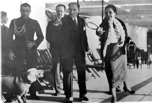 ataturk-afet-hanim-ile-birlikte-ege-vapurunda-28-kasim-1930-min.jpg