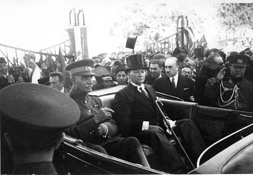 ataturk-iran-sahi-pehlevi-ile-otomobilde-birlikte-16-haziran-1934-min.jpg