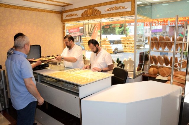 bu-kuyumcuya-altin-almaya-gelen-ekmek-alip-ci-7-12393042-o.jpg