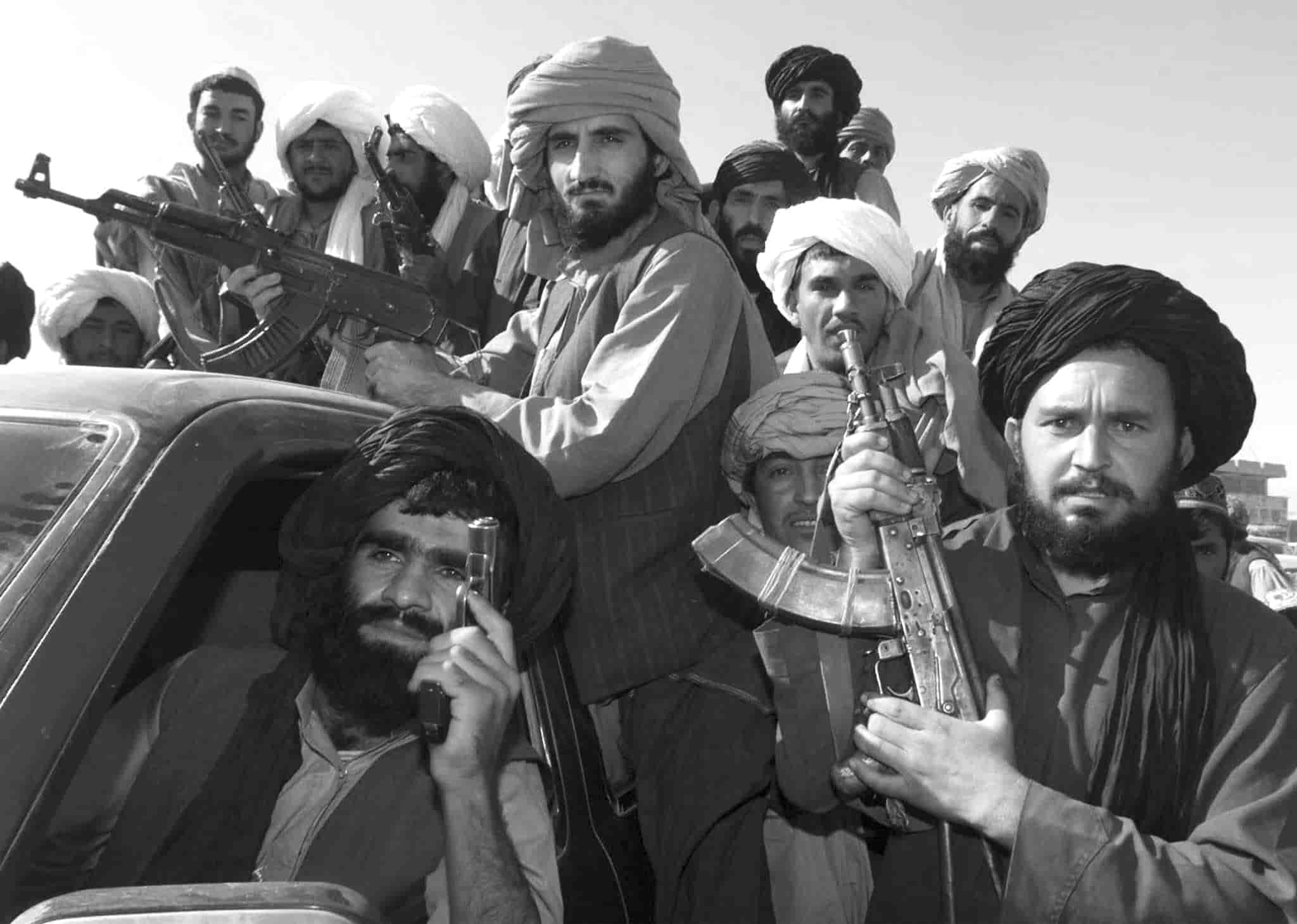 kabile-giren-taliban-militanlarindan-bir-grup-min.jpg