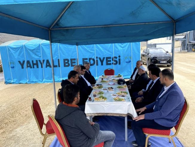 kaymakam-ve-belediye-baskani-naksibendi-seyhine-hurmette-kusur-etmedi2.JPG